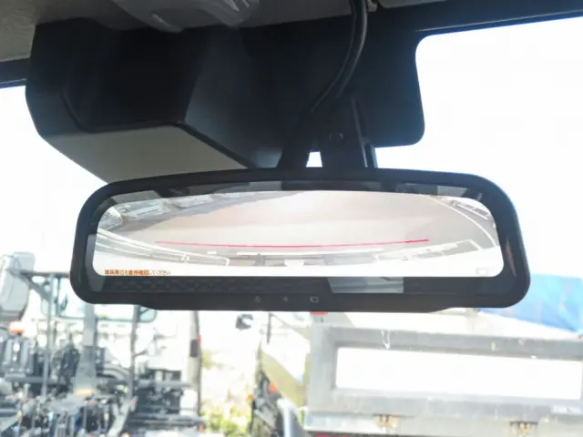 液晶バックモニター付きです。(走行時はルームミラーに戻ります)|日野 デュトロ 2KG-XZU600E(2WD)の写真43