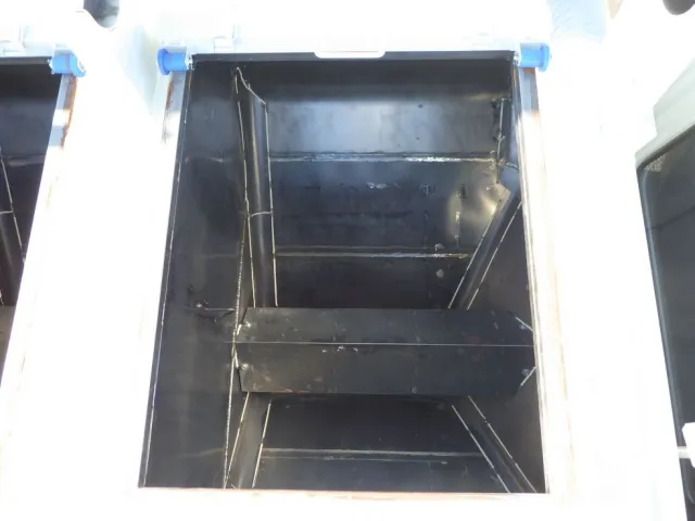 前方より1番目のタンク内部の状態です。|三菱 ファイター 2KG-FK62F(2WD)の写真9