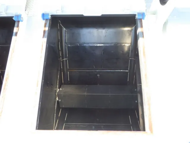 前方より2番目のタンク内部の状態です。|三菱 ファイター 2KG-FK62F(2WD)の写真10