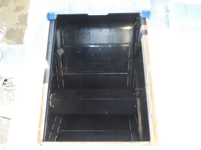 前方より3番目のタンク内部の状態です。|三菱 ファイター 2KG-FK62F(2WD)の写真11