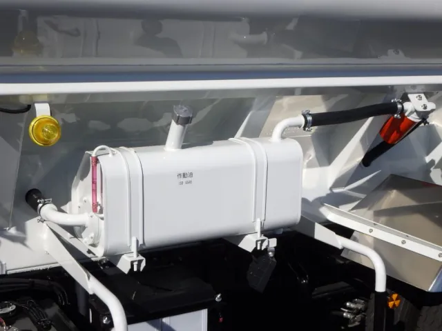 作動油タンクの状態です。|三菱 ファイター 2KG-FK62F(2WD)の写真14