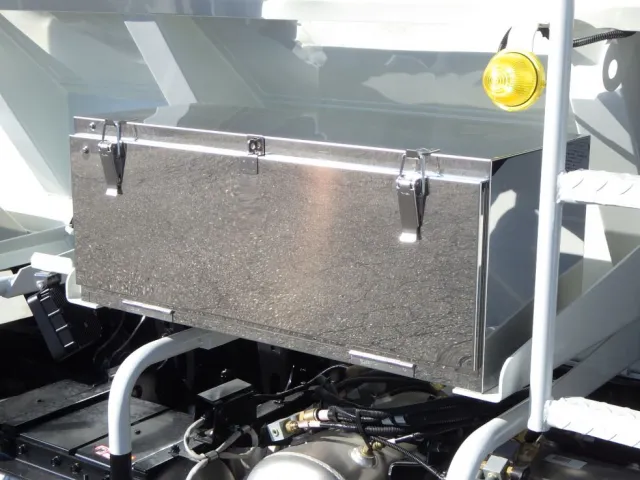 工具箱はステンレス製です。|三菱 ファイター 2KG-FK62F(2WD)の写真18