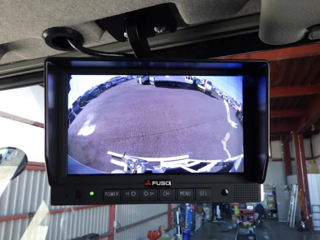 液晶バックモニター付きです。|三菱 ファイター 2KG-FK62F(2WD)の写真25