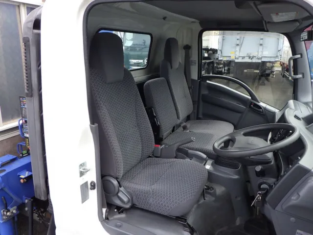乗車定員は３名です。|いすゞ エルフ 2RG-NPR88YN(2WD)の写真6