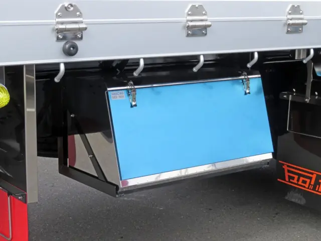工具箱はステンレス製です。|三菱 スーパーグレート 2PG-FV80VZ(6x4)の写真12