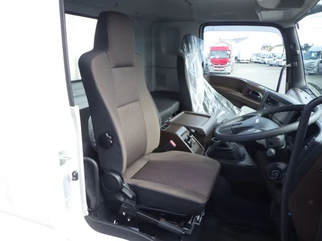 乗車定員は２名です。|いすゞ ギガ 2RG-CXZ77DTの写真6