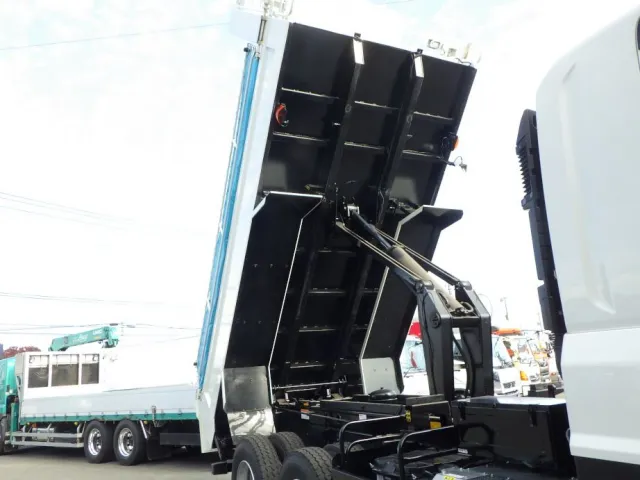 ボディー裏側の状態です。|いすゞ ギガ 2RG-CXZ77DTの写真9