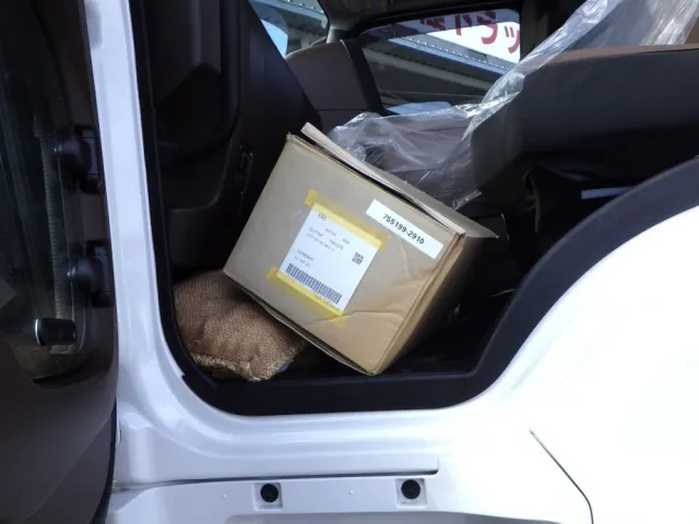 キャブ内に付属品が積んであります。|いすゞ ギガ 2RG-CXZ77DTの写真18