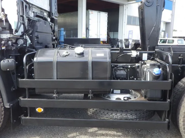燃料タンクは３００Lです。|いすゞ ギガ 2RG-CXZ77DTの写真22