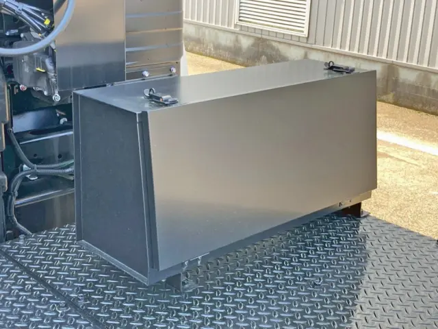 踊り場前方運転席側に工具箱が付いています。|三菱 スーパーグレート 2KG-FV80VJR(6x4)の写真19