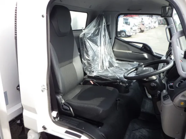 乗車定員は３名です。|三菱 キャンター 2PG-FEB80(2WD)の写真6