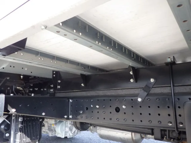 シャーシとネタの状態です。（ネタは鉄製です）|三菱 キャンター 2PG-FEB80(2WD)の写真7