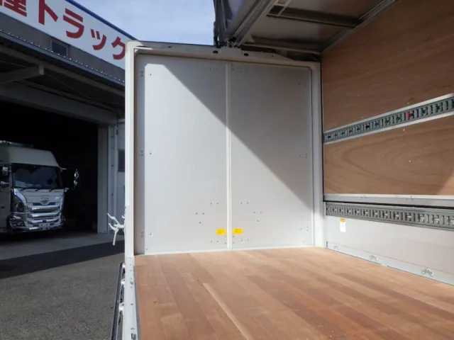 リヤ扉裏側の状態です。|三菱 キャンター 2PG-FEB80(2WD)の写真12