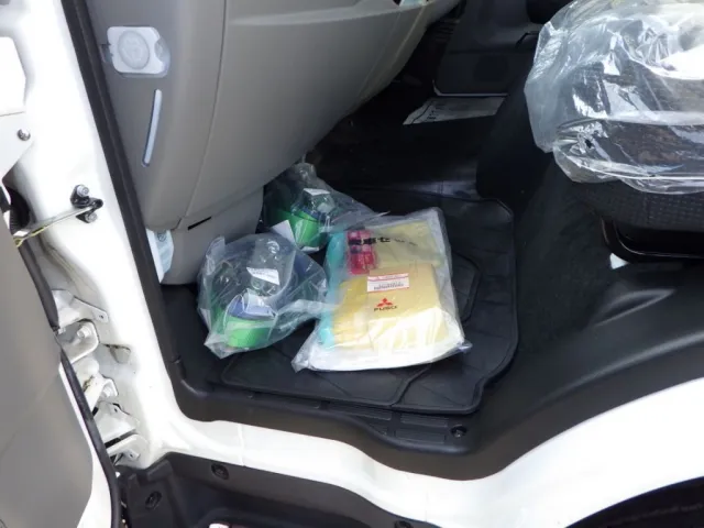 キャブ内に付属品が積んであります。|三菱 キャンター 2PG-FEB80(2WD)の写真17