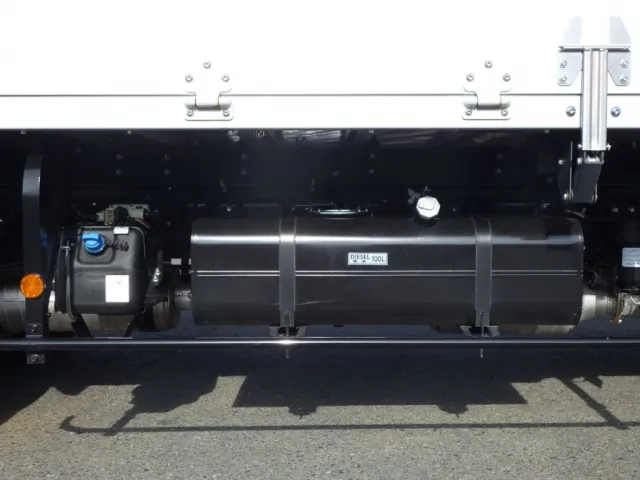 燃料タンクは１００Lです。|三菱 キャンター 2PG-FEB80(2WD)の写真22