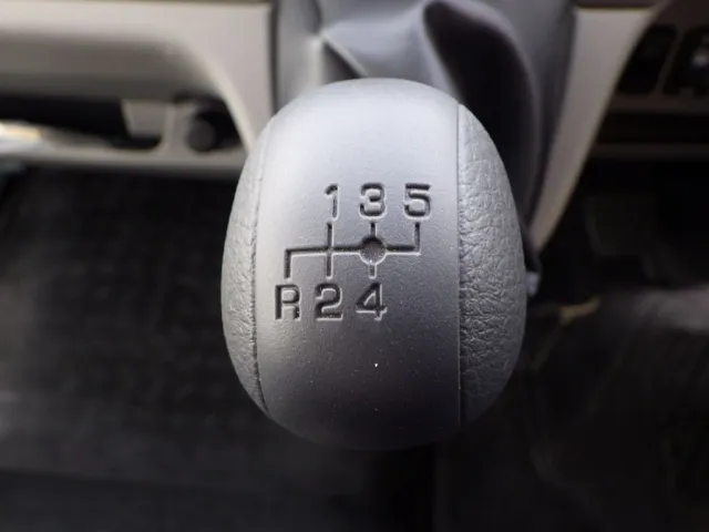 ＭＴ5速です。|三菱 キャンター 2PG-FEB80(2WD)の写真24