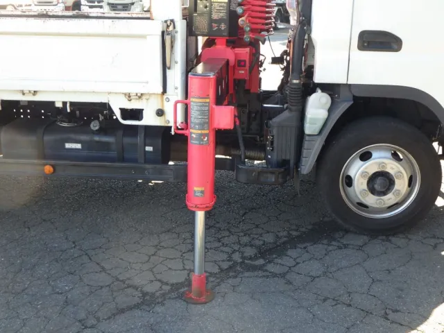 アウトリガーは差し違い式です。|三菱 キャンター TKG-FEB80(2WD)の写真11