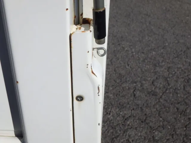 ボディー後方の助手席側にキズ・サビ・ヘコミがあります。|三菱 キャンター TKG-FEB80(2WD)の写真28