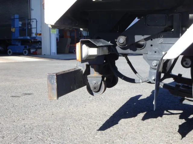 リヤジャッキは油圧式です。|日野 デュトロ TKG-XZU620T(2WD)の写真13