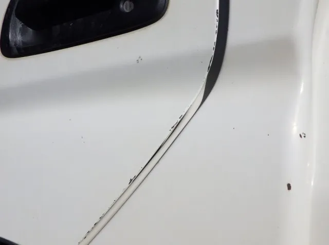 助手席側ドア・クォーターパネルにキズがあります。（運転席側にもあります）|日野 デュトロ TKG-XZU620T(2WD)の写真25