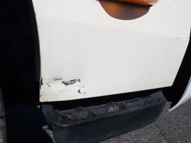 運転席側ドア前方にキズ・ヘコミがあります。（助手席側にもあります）|日野 デュトロ TKG-XZU620T(2WD)の写真26