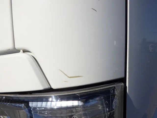 助手席側コーナーパネルにキズがあります。（運転席側にもあります）|日野 デュトロ TKG-XZU620T(2WD)の写真29