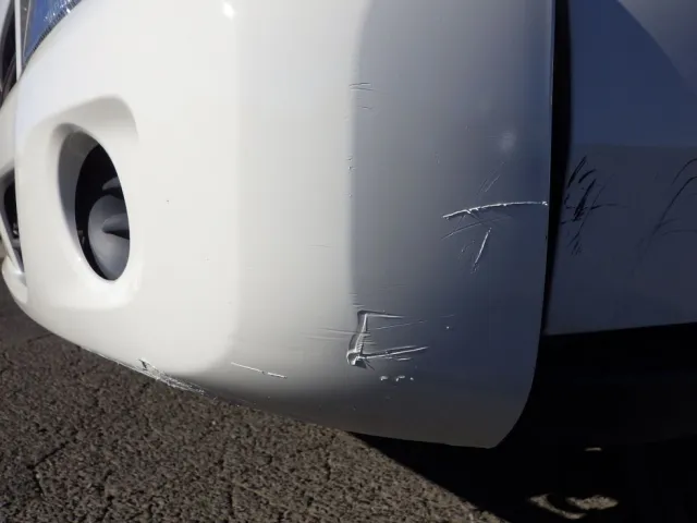 フロントバンパーの両サイドキズがあります。（キズの上から塗装してあります）|日野 デュトロ TKG-XZU620T(2WD)の写真30