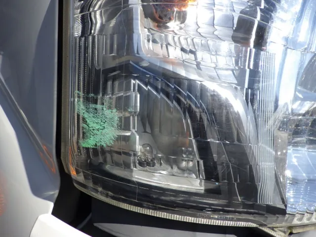 運転席側ヘッドランプレンズにスレがあります。（助手席側にもあります）|日野 デュトロ TKG-XZU620T(2WD)の写真32