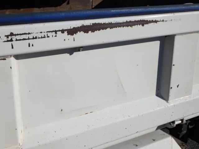 ボディーの両サイドにキズ・サビ・凹凸があります。|日野 デュトロ TKG-XZU620T(2WD)の写真36