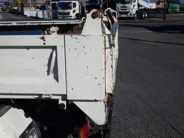 ボディー後方の両サイドにキズ・サビがあります。|日野 デュトロ TKG-XZU620T(2WD)の写真37