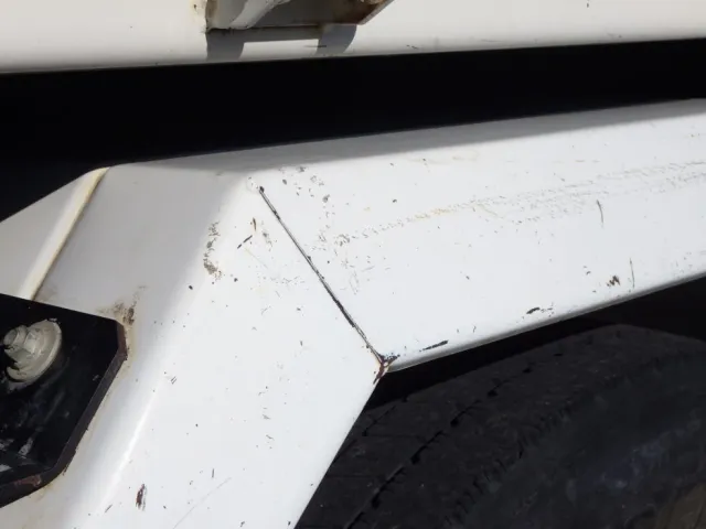 左右のリヤフェンダーにキズ・サビがあります。|日野 デュトロ TKG-XZU620T(2WD)の写真38