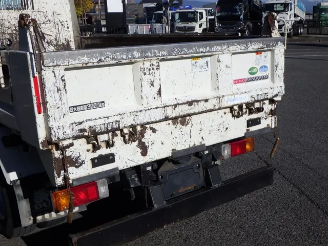 リヤ周りにキズ・サビがあります。|日野 デュトロ TKG-XZU620T(2WD)の写真41