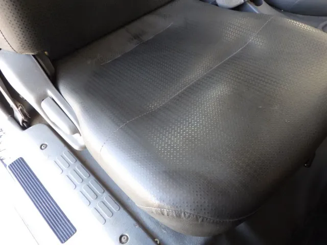 運転席座面にヘタリがあります。|日野 デュトロ TKG-XZU620T(2WD)の写真43