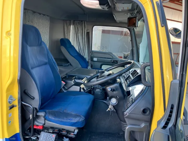 乗車定員は2名です。|いすゞ ギガ LKG-CYJ77Aの写真5