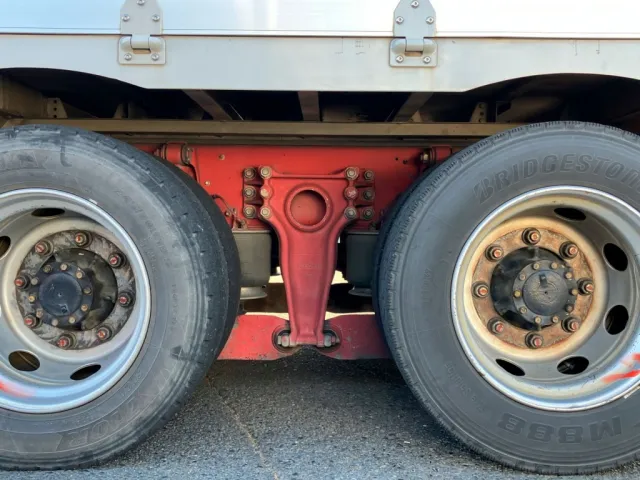 タイヤ間の状態です。|いすゞ ギガ LKG-CYJ77Aの写真6