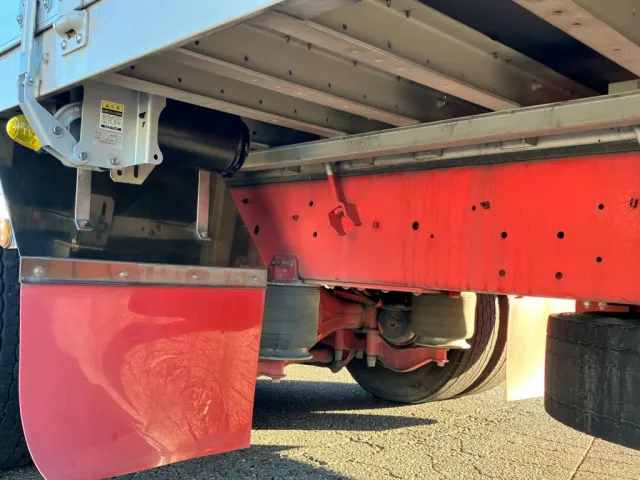 シャシとネタの状態です。縦ネタは鉄・横ネタはアルミ製です|いすゞ ギガ LKG-CYJ77Aの写真7