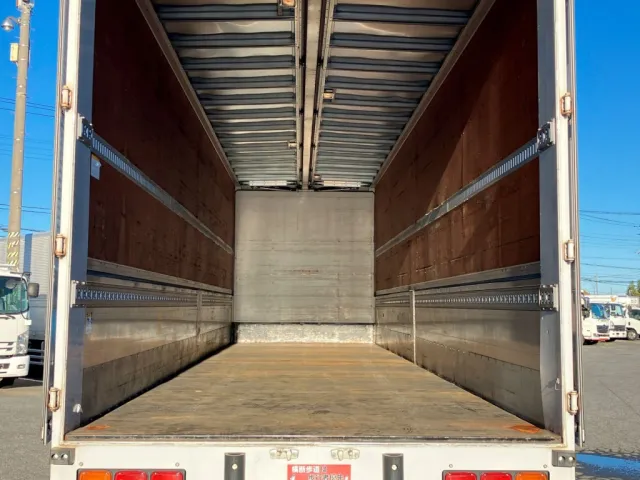 床は鉄板張り・ラッシング2段・落としフック9対付いています。|いすゞ ギガ LKG-CYJ77Aの写真10