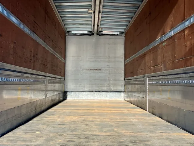 荷台前面と側面下部は鉄板補強してあります。|いすゞ ギガ LKG-CYJ77Aの写真11