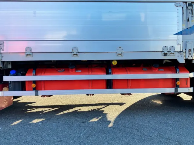 燃料タンクは300L+300L鉄製です。|いすゞ ギガ LKG-CYJ77Aの写真14