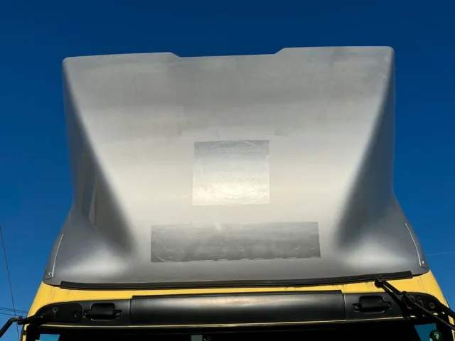 導風板は看板消し塗装跡があります。|いすゞ ギガ LKG-CYJ77Aの写真23