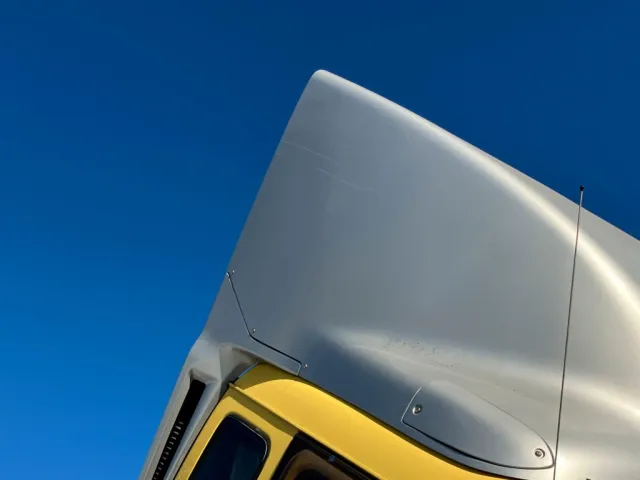 導風板側面に擦れがあります。|いすゞ ギガ LKG-CYJ77Aの写真27