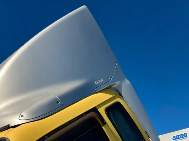 導風板側面に擦れがあります。|いすゞ ギガ LKG-CYJ77Aの写真28