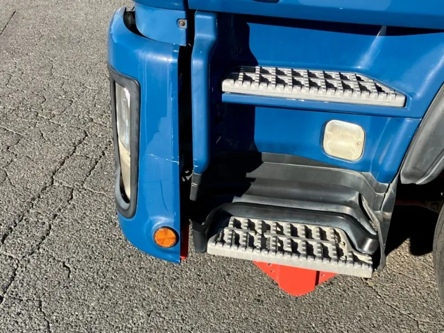 助手席側フロントバンパーコーナーにキズ凹み・コーナーカバーが欠品しています。|いすゞ ギガ LKG-CYJ77Aの写真32