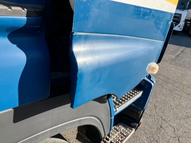 運転席側ドア端に小傷があります。|いすゞ ギガ LKG-CYJ77Aの写真34