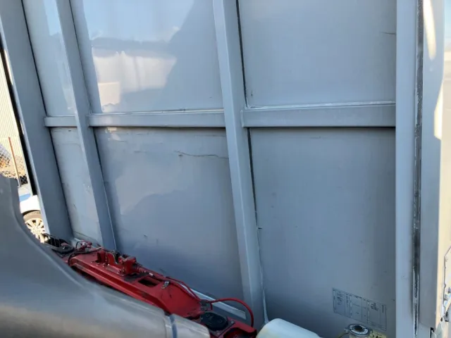 ボデー前面に凸・少しサビがあります。|いすゞ ギガ LKG-CYJ77Aの写真36