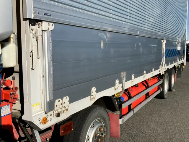 助手席側前方アオリに擦れキズ・凹みがあります。|いすゞ ギガ LKG-CYJ77Aの写真37