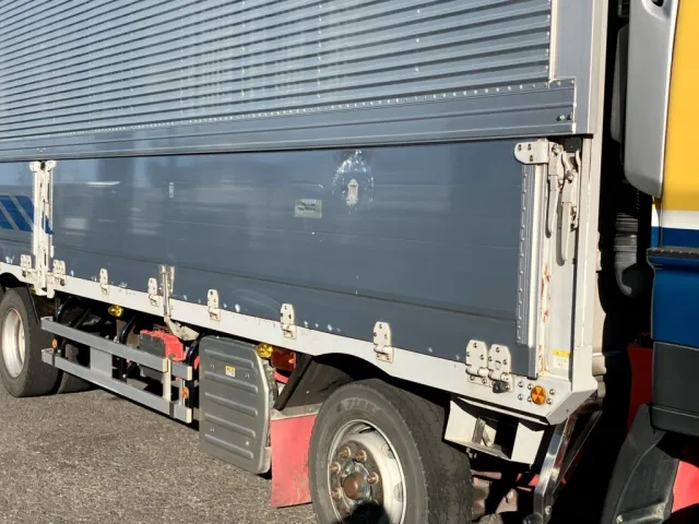 運転席側前方アオリに擦れキズ・凹み・穴テープ補修跡があります。|いすゞ ギガ LKG-CYJ77Aの写真38