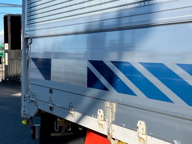 運転席側後方アオリに擦れキズがあります。|いすゞ ギガ LKG-CYJ77Aの写真40