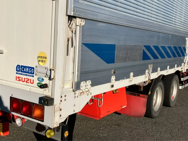 運転席側ボデーコーナーにキズ・サビがあります。|いすゞ ギガ LKG-CYJ77Aの写真41