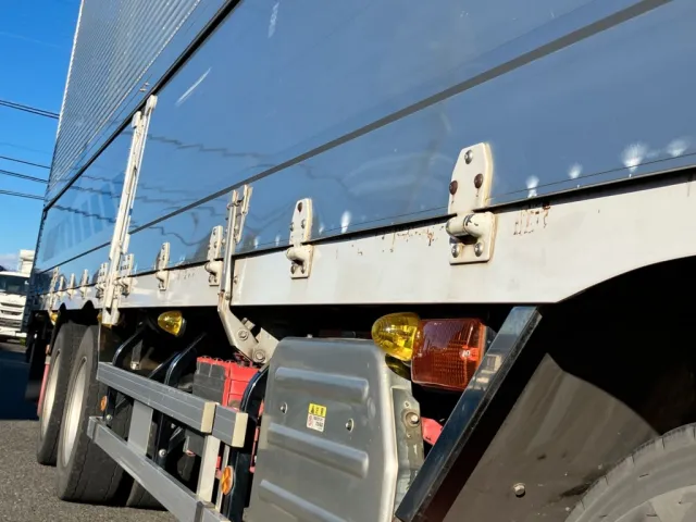 アオリ下部にふくらみがあります。左右にあります|いすゞ ギガ LKG-CYJ77Aの写真42